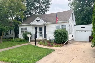 512 S 2nd St, Rochelle, IL 61068 - Photo 1