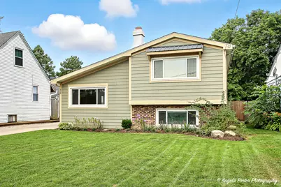 828 Ridge Avenue, Mundelein, IL 60060 - Photo 1