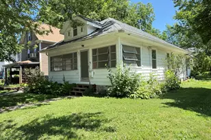 1557 S Oak Ave, Freeport, IL 61032 - Photo 1