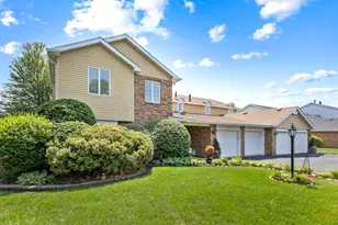 729 Birchwood Ct, Willowbrook, IL 60527 - Photo 1