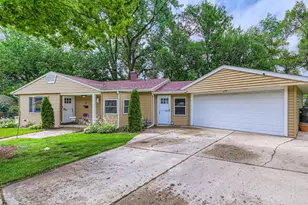 31 Sparrow Ct, Carpentersville, IL 60110 - Photo 1