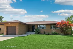 7336 N Tripp Ave, Lincolnwood, IL 60712 - Photo 1