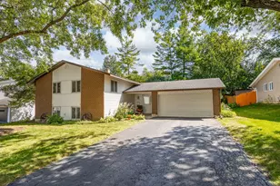 6313 MacArthur Dr, Woodridge, IL 60517 - Photo 1