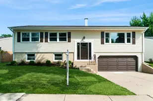 545 Estate Dr, Buffalo Grove, IL 60089 - Photo 1