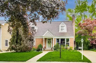 300 Hollywood Ct, Wilmette, IL 60091 - Photo 1