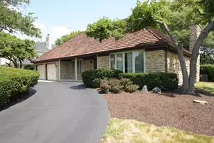 2S631 Ave Latours, Oak Brook, IL 60523 - Photo 1