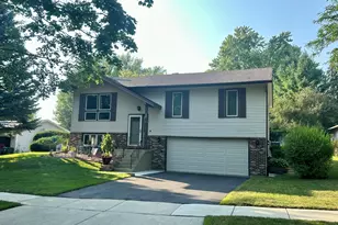 20 Hickory Ln, Algonquin, IL 60102 - Photo 1