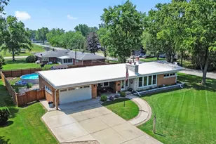 404 Oakwood Dr, Crete, IL 60417 - Photo 1