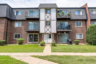 9459 Bay Colony Dr, Des Plaines, IL 60016 - Photo 1