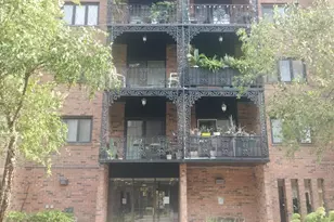 9331 Landings Ln, Des Plaines, IL 60016 - Photo 1