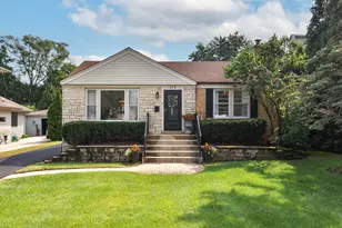 219 Middaugh Rd, Clarendon Hills, IL 60514 - Photo 1