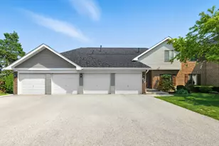 677 Cross Creek Dr, Roselle, IL 60172 - Photo 1