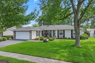 577 Lowestoft Ln, Elk Grove Village, IL 60007 - Photo 1
