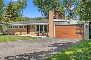 560 Woodland Dr, Crystal Lake, IL 60014 - Photo 1