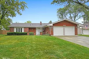 23W234 Woodcroft Dr, Glen Ellyn, IL 60137 - Photo 1