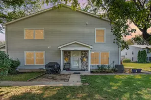 1400 N Glen Cir, Aurora, IL 60506 - Photo 1