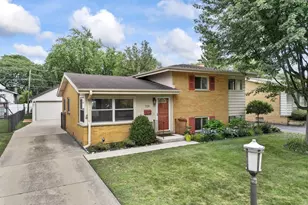 709 N Eastwood Ave, Mount Prospect, IL 60056 - Photo 1