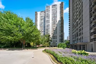 1360 N Sandburg Terrace, Chicago, IL 60610 - Photo 1