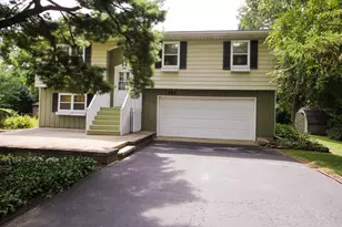 995 N Meadow Ln, Elgin, IL 60123 - Photo 1
