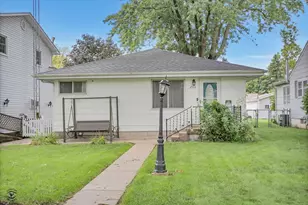 233 S Randolph Ave, Bradley, IL 60915 - Photo 1