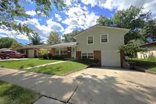 1366 Algonquin Dr, Elgin, IL 60120 - Photo 1