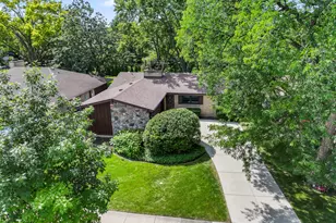 407 E Berkshire Ln, Mount Prospect, IL 60056 - Photo 1