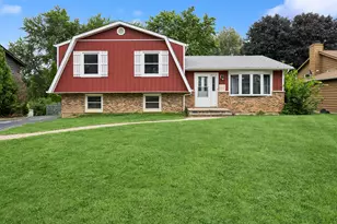 305 Hazelwood Dr, Lindenhurst, IL 60046 - Photo 1