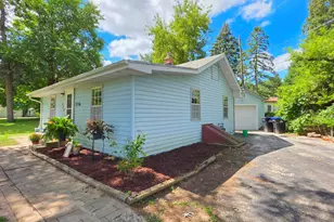 724 W Friendly Ave, McHenry, IL 60051 - Photo 1