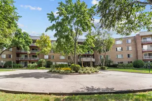 945 E Kenilworth Ave, Palatine, IL 60074 - Photo 1