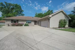 422 Beverly Ave, Addison, IL 60101 - Photo 1