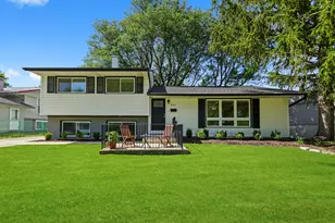 632 White Pine Rd, Buffalo Grove, IL 60089 - Photo 1