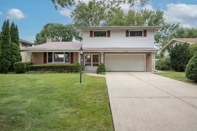 1400 E Ironwood Drive, Mount Prospect, IL 60056 - Photo 1