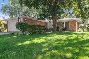 123 Monument Ave, Barrington, IL 60010 - Photo 1