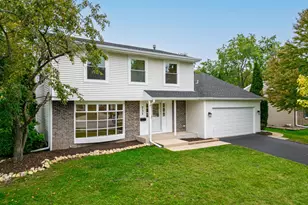 731 Country Ln N, Roselle, IL 60172 - Photo 1