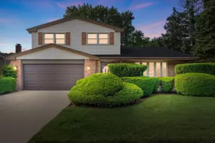 2011 E Canterbury Dr, Arlington Heights, IL 60004 - Photo 1