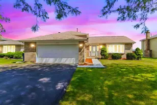 733 Old Meadow Rd, Matteson, IL 60443 - Photo 1