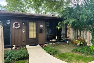 485 Raintree Ct, Glen Ellyn, IL 60137 - Photo 1