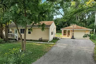 819 Southside Ave, McHenry, IL 60051 - Photo 1