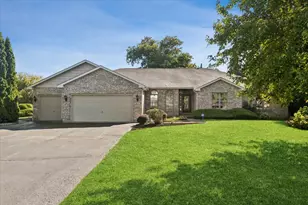 800 Silver Glen Rd, McHenry, IL 60051 - Photo 1