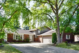 929 W Surrey Rd, Addison, IL 60101 - Photo 1