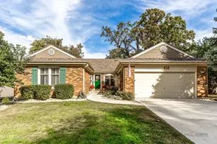 412 Hilltop Ct, Schaumburg, IL 60193 - Photo 1