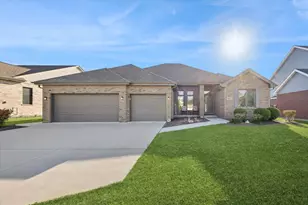 9005 Gloucester Rd, Woodridge, IL 60517 - Photo 1