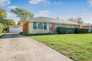 461 Springhill Dr, Roselle, IL 60172 - Photo 1