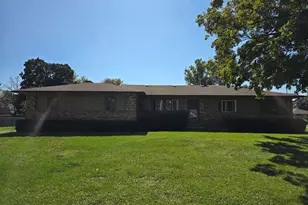 421 W Kimball Ave, Woodstock, IL 60098 - Photo 1