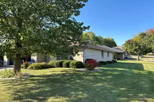 202 Boulder Dr, Morris, IL 60450 - Photo 1