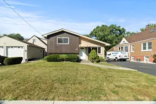 2358 Westview Dr, Des Plaines, IL 60018 - Photo 1