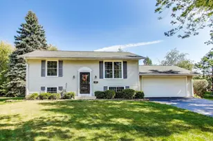 613 Autumn Dr, Roselle, IL 60172 - Photo 1