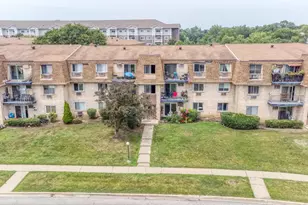 256 Shorewood Dr, Glendale Heights, IL 60139 - Photo 1