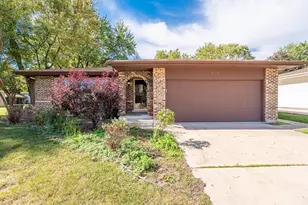 978 Sycamore Ln, Bartlett, IL 60103 - Photo 1