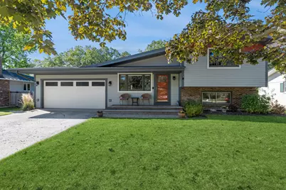 422 Northgate Road, Lindenhurst, IL 60046 - Photo 1